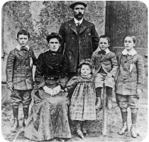 Walter Le Seelleur (1874-1930) his wife Alice Jane, nee Anley (1870-1952) and their children Raymond, Lyndon, Druscilla Alice and Hedley