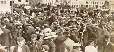 A large crowd gathers at the Weighbridge in August 1914 to view a horse purchase event arranged by the army.