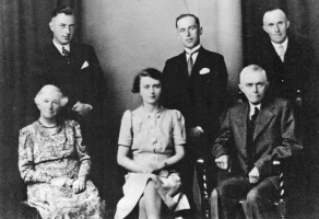 Front row: Lilia de Gruchy, née Blampied, Constance and John de Gruchy; Back Row: Edward, Harold and Stephen de Gruchy, at Greenfield (Tr)