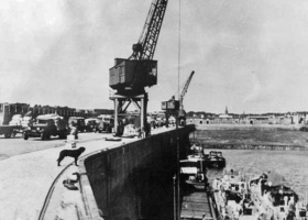 Unloading cargo on the Albert Pier in 1940
