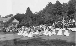 The annual St Clement Show used to be held in the manor grounds. This picture is from 1907