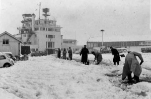 Clearing snow in the forecourt in 1962