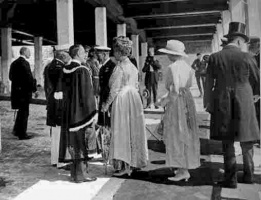 The King comes ashore at the Albert Pier landing stage