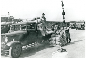 Loading cargo on the Albert Pier in 1940