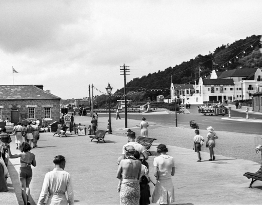 In 1938 the pedestrian promenade was widened after the tracks for the former railway were removed