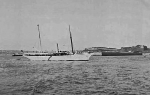 Did the photographer and friends arrive on this yacht?