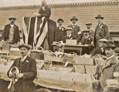 Auctioneer Mr H.S. Godfray conducting an auction at the Weighbridge in support of ‘Our Day’ in October 1915. This fundraising campaign collected £1,400 for the Jersey Branch of the Red Cross and St John’s Ambulance.