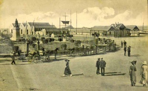Carriages for hire queue around the gardens