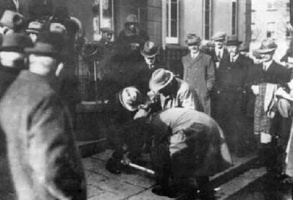 Preparing to lay the first electricity cable in David Place in 1924