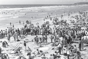 Large numbers on the beach in the 1980s