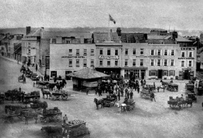 The first weighbridge, the construction of which was ordered by the States in 1825, was situated next to the Southampton Hotel. This picture dates to the mid-1870s, because in 1877 the new, larger weighbridge, further south of the Southampton Hotel, started to be used. It is not known who took this photograph, but it is attributed to both Edwin Dale and Ernest Baudoux by the photographic archive of La Société Jersiaise. It cannot have been Edwin Dale, because he was not born until 1882!
