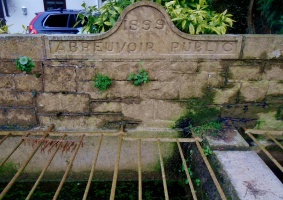 Abreuvoir in Rue de La Monnaie, Trinity