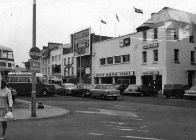 The Weighbridge frontage of Caledonia Place in 1968. The three properties to the immediate right of the lighting pole match the three in the next picture to the right of the Great Western Hotel