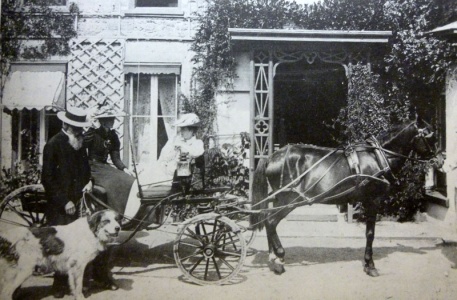 A smart carriage outside the front door of La Hauteur