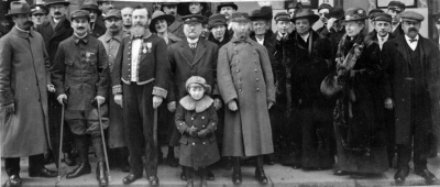 Soldat Raoul Joseph Gabent receives the Croix de Guerre with Silver Star in March 1918 from the French Consul, who noted that Gabent’s father had fought in the Franco-Prussian War.