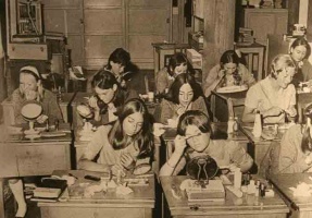 The 1970s - a lesson in applying cosmetics