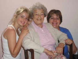 Marjorie Carver at the age of 92 in 2007, with her granddaughter Samantha Price and great-granddaughter Laura