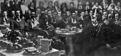 Military patients assembled for a ‘Christmas Treat’ in December 1916. They were being treated at Brighton Road Military Hospital, which had been a primary school before being taken over by the military in October 1914 in view of the increasing number of soldiers in the Island. Former pupils were found alternative locations for their schooling – infants in Great Union Road, boys in Cannon Street and Girls in Victoria Street.