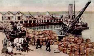 The arrival of a boat on Victoria Pier