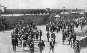 French groups arrive at the Harbour in 1911