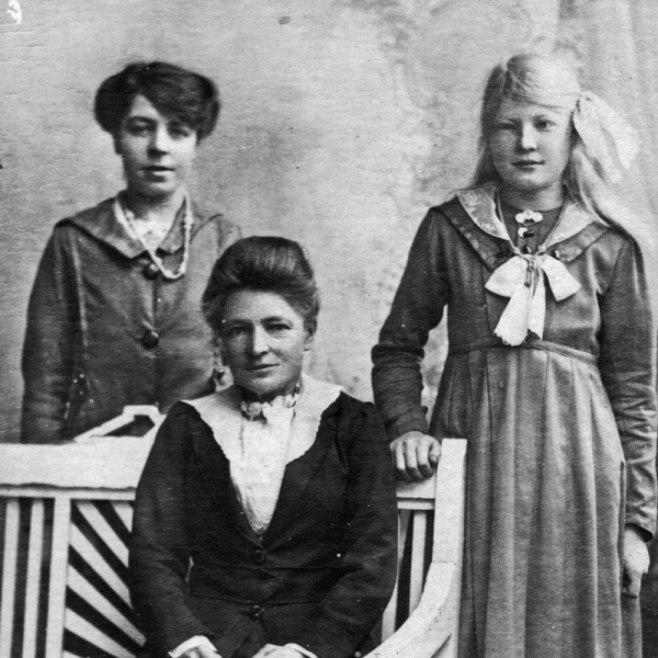 File:FT22AmeliaHenry(Noel)Gladys&Phyllis1915.jpg