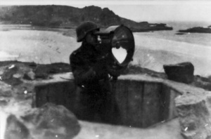 A searchlight at Ouaisne during the German Occupation, from an official German army collection. For the full set of pictures of German installations across the whole of the island, follow this link