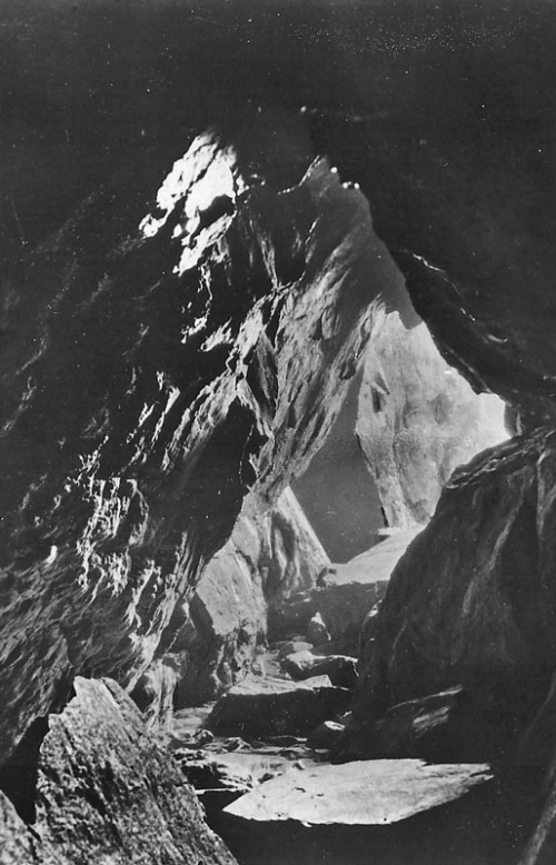 Today this route, which is across private property, is no longer accessible to the public, because the Germans removed a ladder at the bottom during the Occupation and a more recent landslide has made it too dangerous to try to reach the cave in this way, and the only way of visiting the cave, one of the finest in the island, 350 feet long, 60 feet high and up to 50 feet wide, is to approach by boat.