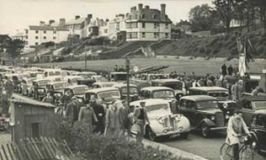 Spectators and cars leaving the circuit on Victoria Avenue at the end of the race