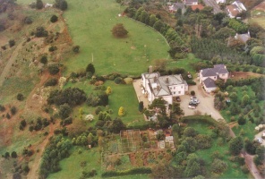 A 1995 aerial photograph of Windward House and its extensive grounds
